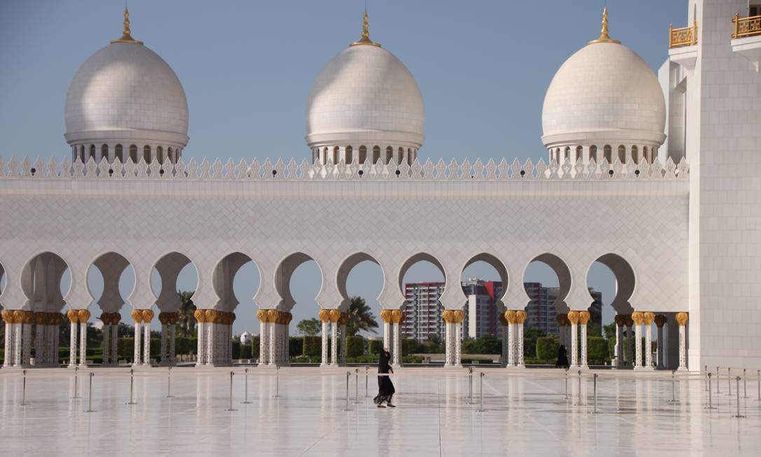 
Pátio central da Grande Mesquita Xeque Zayed, em Abu Dhabi
Foto: Eduardo Maia / Agência O Globo