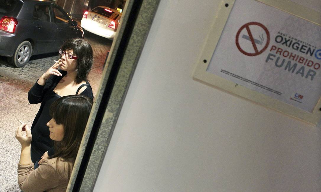 
Mulheres fumam na porta de uma boate em Madrid
Foto: Andres Kudacki/AP