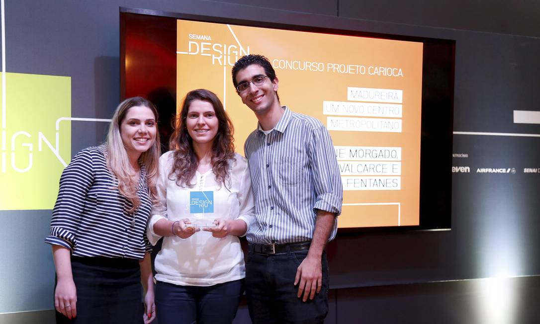 Jovens premiados com o projeto 'Madureira, um novo centro metropolitano': Sabrina Fentanes (à esquerda), Aline Morgado (ao centro) e Pedro Valcarce (à direita) Foto: Mônica Imbuzeiro / O Globo