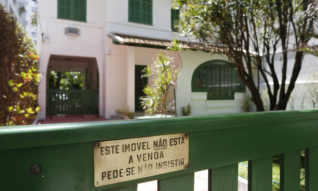 
AFASTEM-SE. A placa no portão de entrada da casa da Prudente
de Moraes: aviso não é suficiente para inibir ofertas
Foto: Fabio Rossi / Agência O Globo