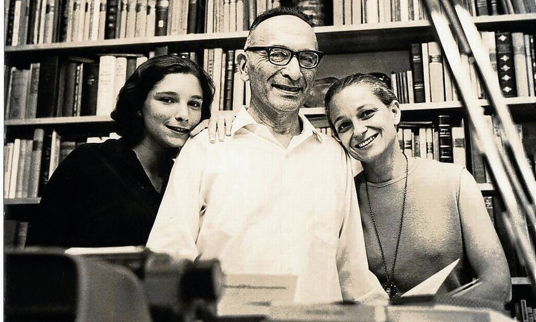 
Paulo Rónai, entre as filhas, Cora e Laura, que se encarregou da negociação da “brilhoteca”
Foto: Fotos de arquivo pessoal