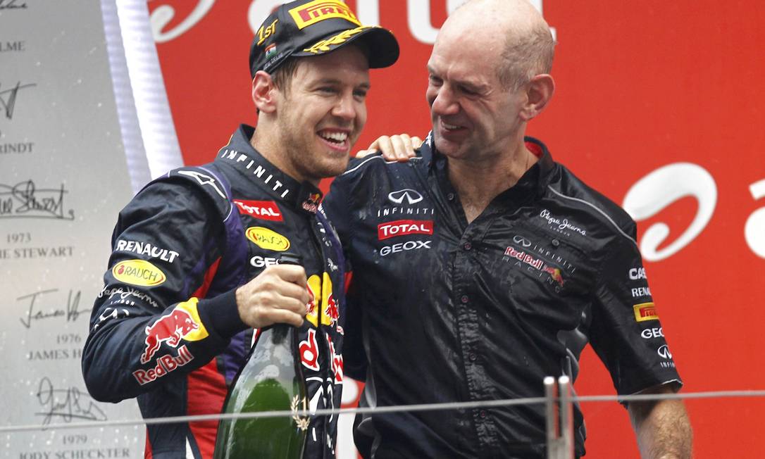 Red Bull Formula One driver Sebastian Vettel of Germany (L) celebrates on the podium with Red Bull technical chief Adrian Newey after winning the Indian F1 Grand Prix at the Buddh International Circuit in Greater Noida, on the outskirts of New Delhi, October 27, 2013. Vettel became Formula One's youngest four-times world champion on Sunday after winning the Indian Grand Prix for Red Bull. Red Bull also took the constructors' championship for the fourth year in a row. REUTERS/Adnan Abidi (INDIA - Tags: SPORT MOTORSPORT F1) Foto: ADNAN ABIDI / REUTERS