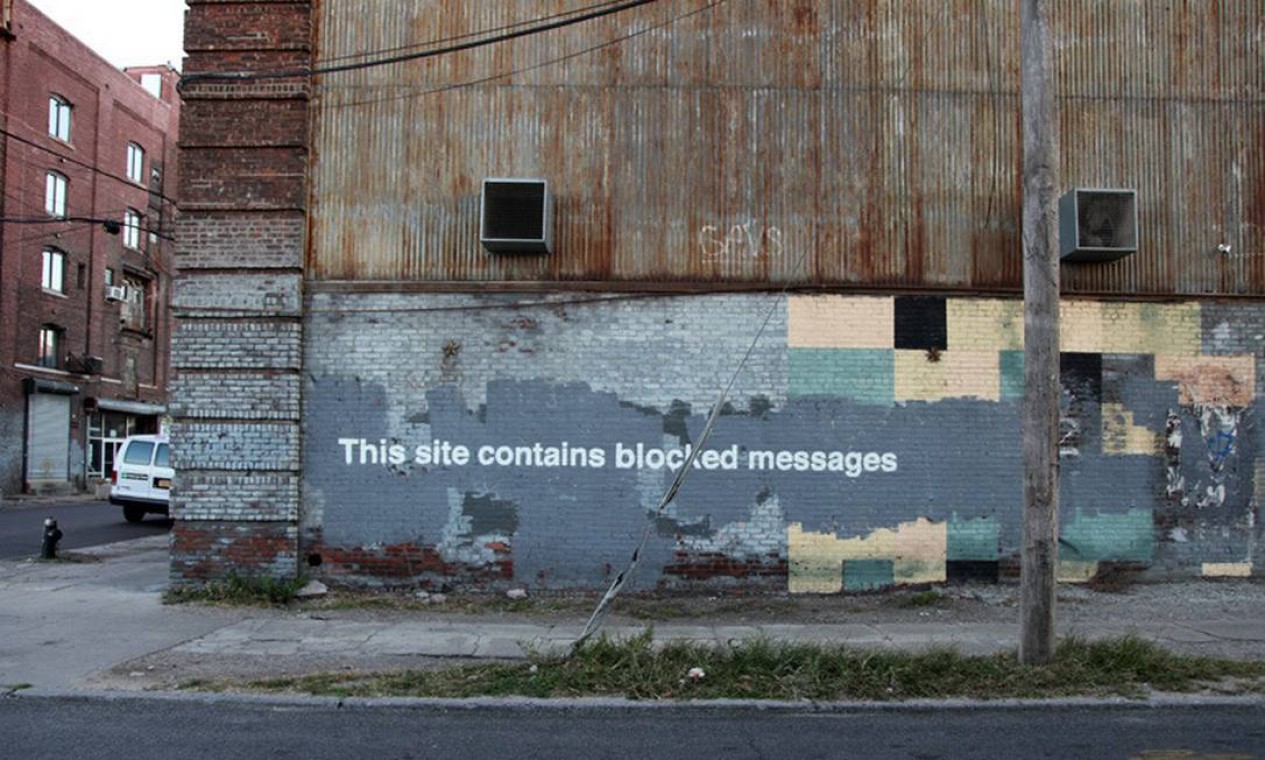 Nova intervenção de Banksy escreveu em um muro a frase ‘Este site contém mensagens bloqueadas’ Foto: Divulgação