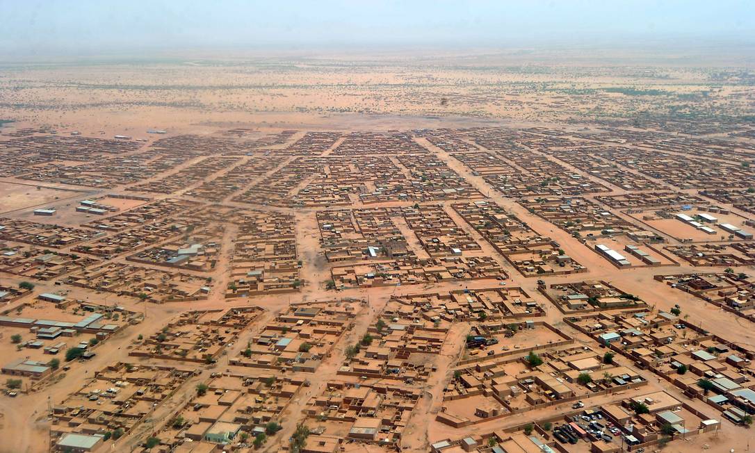 
Vista aérea da cidade de Agadez, no Níger, conhecida por ser trecho de uma das principais rotas dos emigrantes africanos que tentam chegar à Europa
Foto: Issouf Sanogo / AFP/30-05-2012