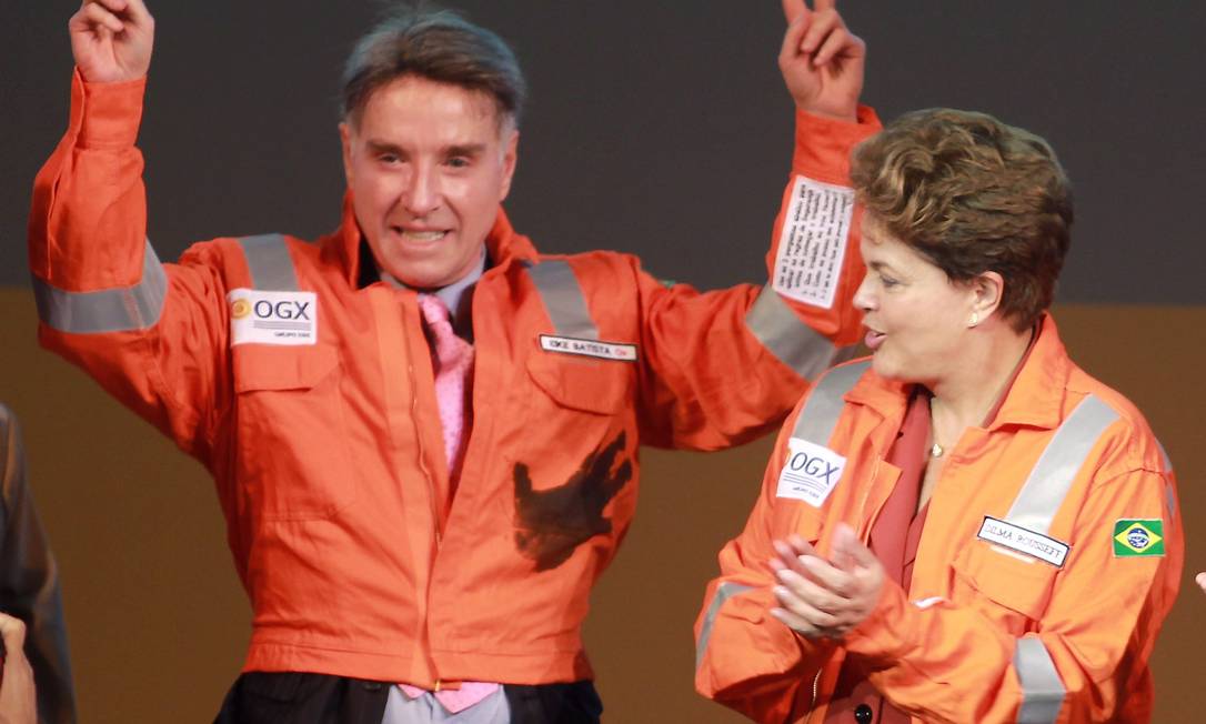 No auge: Eike faz pose ao receber a presidente Dilma na celebração do início da produção de petróleo da OGX, em abril do ano passado Foto: Gabriel de Paiva / Agência O Globo