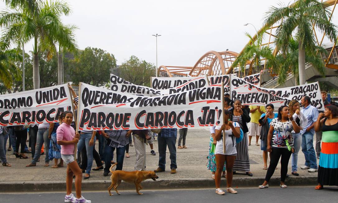 Moradores da Vila Autodromo, na Zona Oeste, protestam em frente à prefeitura Foto: Pedro Kirilos / Agência O Globo
