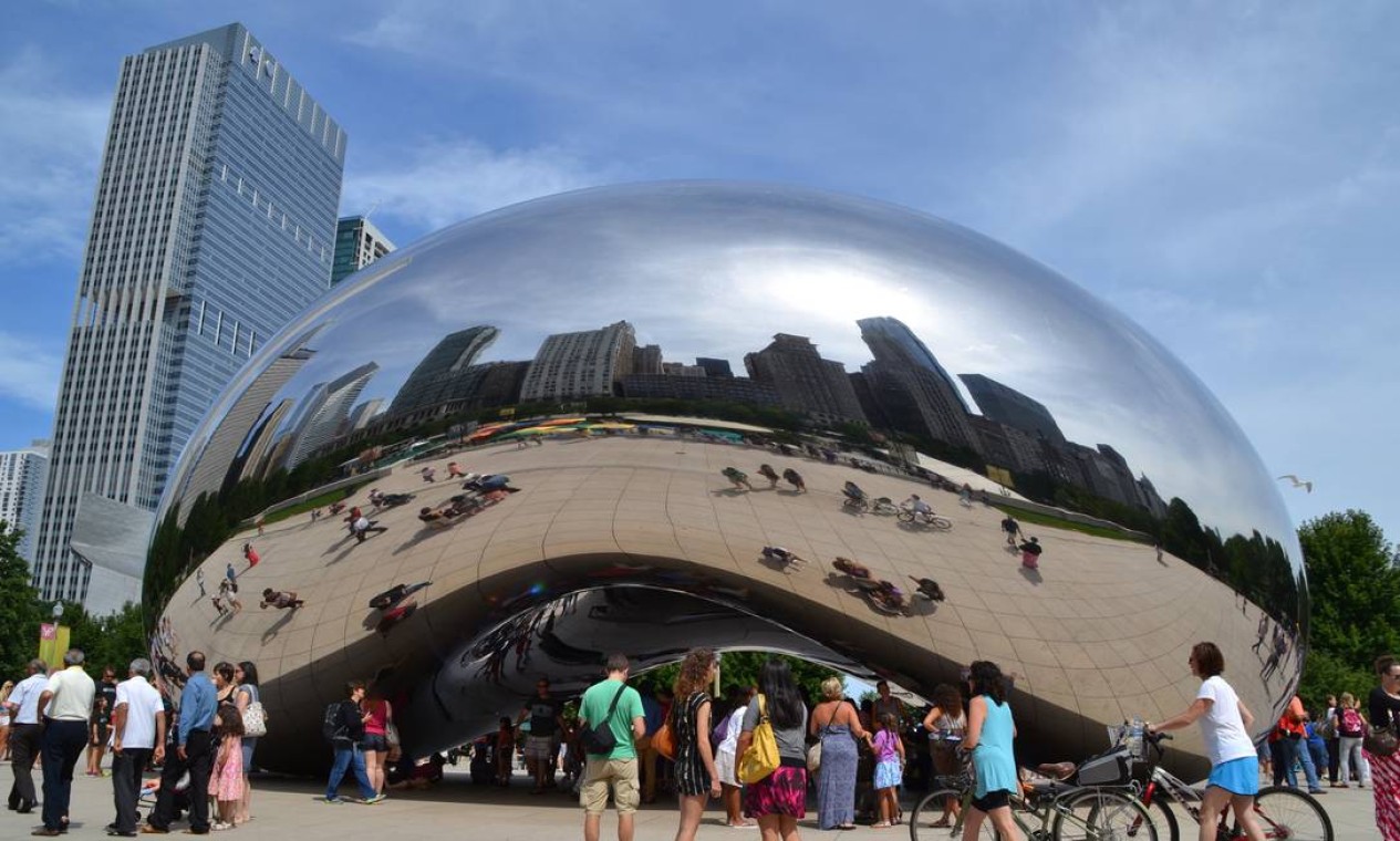 A escultura “Cloud gate”, conhecida como “feijão” (‘bean’), é um dos cartões-postais mais fotografados de Chicago, no Millenium Park Foto: Mari Campos