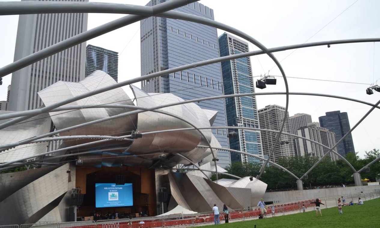 Metálica. A concha acústica, projeto de Frank Gehry, no Millenium Park, palco de shows em Chicago Foto: Mari Campos