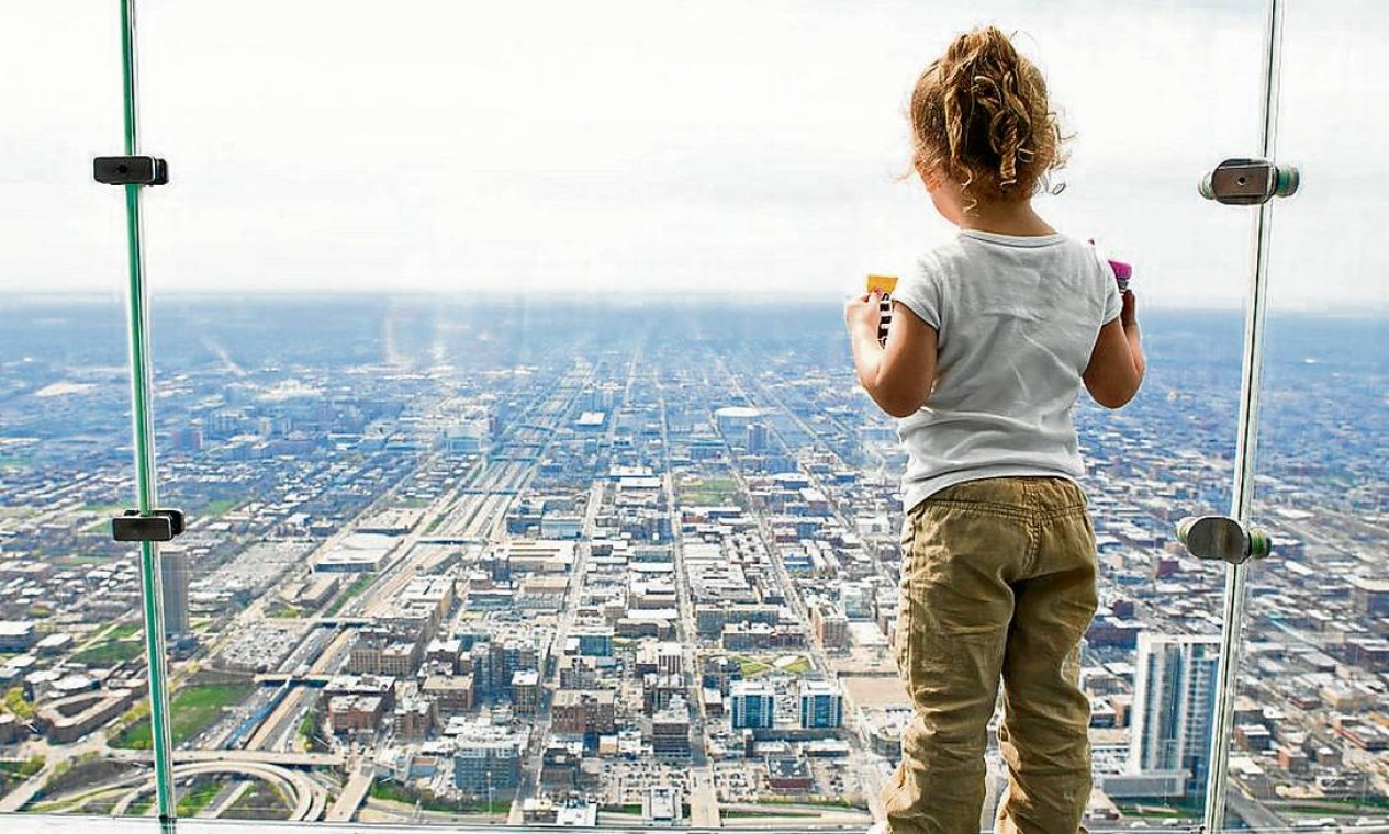 Menina observa a vista de Chicago, no Skydeck, no alto da Willis Tower Foto: Divulgação/Adam Alexander Photography