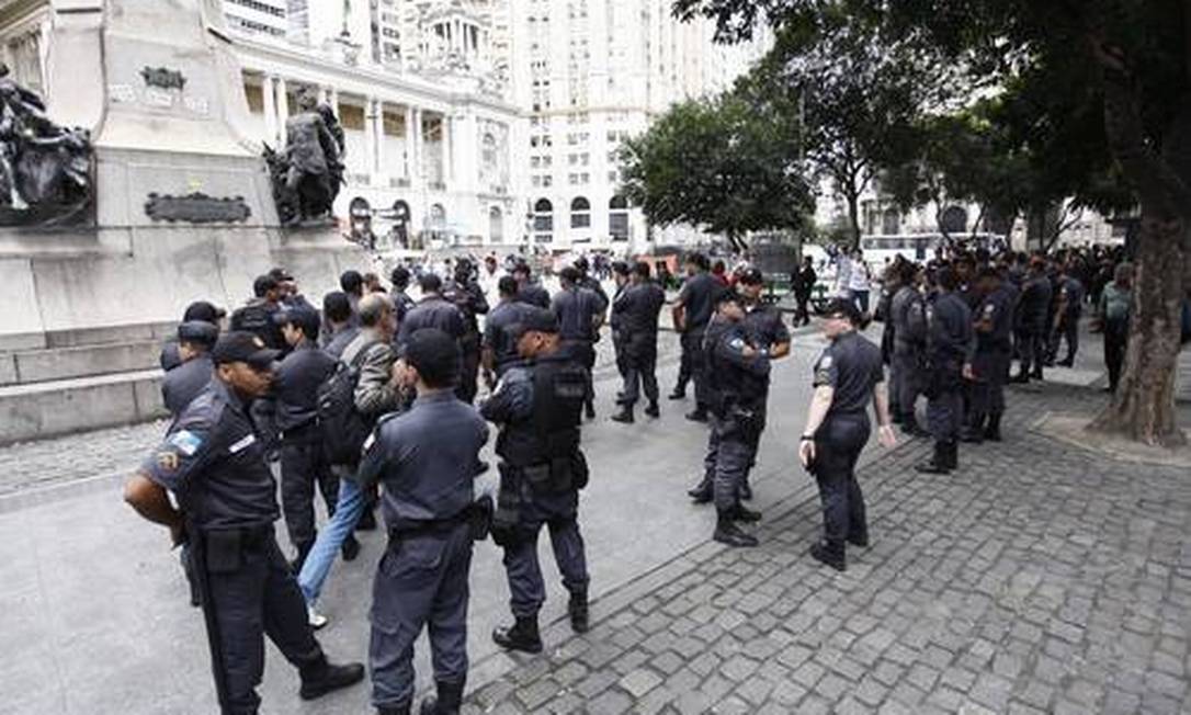 Policiais patrulham a Cinelândia antes de protesto de professores, no começo do mês Foto: Agência O Globo / Pablo Jacob (07/10/2013)