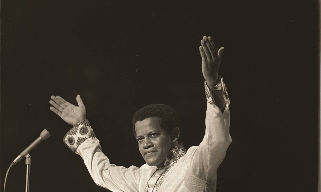 
Bem-sucedido, o músico que consagrou o hit “Eu quero mocotó” foi censurado após dançar cercado de bailarinas louras em trajes cor da pele no V Festival Internacional da Canção, em 1970
Foto:
/
José Araújo/18-10-1970
