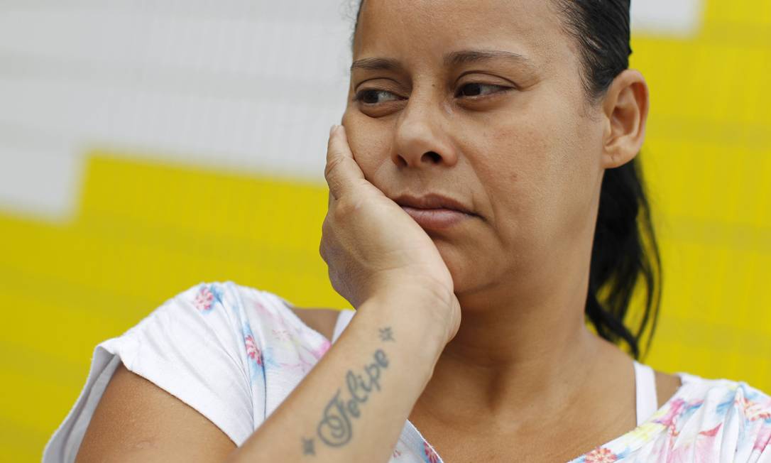 
Gilmara tatuou o nome do filho depois que o rapaz morreu na porta de casa
Foto: O Globo / Márcia Foletto