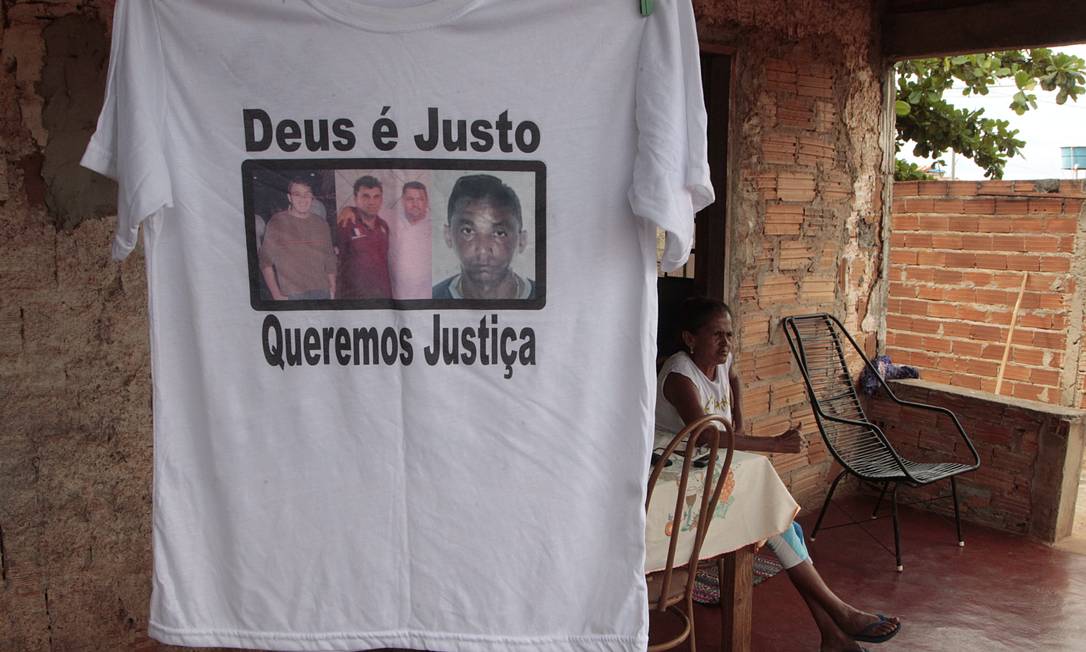 
Dona Vilma e a camiseta com as fotos dos sobrinhos
Foto: Jorge William / O Globo