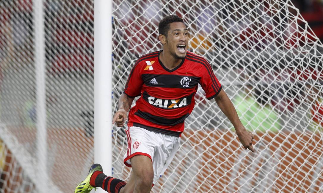 Hernane comemora após marcar o gol da vitória do Flamengo sobre o Fluminense Foto: Marcelo Carnaval / Agência O Globo