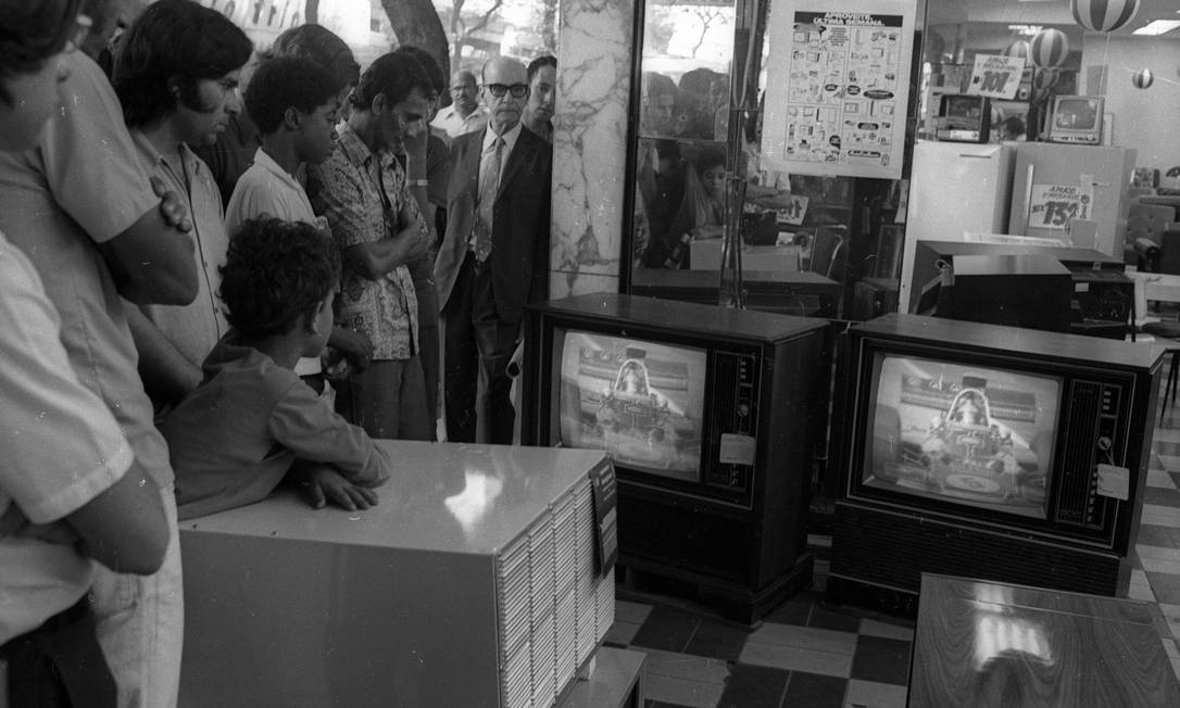 Pedestres em loja de eletrônicos no Centro do Rio, em 1972 Foto: Arquivo O Globo/28/08/1972 / Agência O Globo