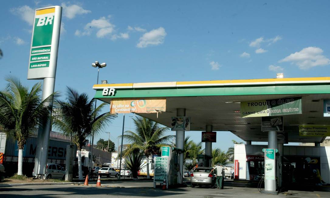 
Segundo o CBIE, a Petrobras perdeu R$ 3,7 bilhões até setembro com a diferença entre os gastos com a importação de derivados e a receita com combustíveis no país
Foto: Extra / Cléber Júnior