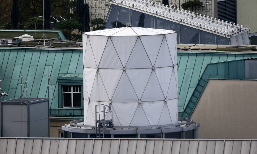 
Estrutura branca de espionagem instalada no telhado da embaixada britânica em Berlim
Foto: FABRIZIO BENSCH / REUTERS