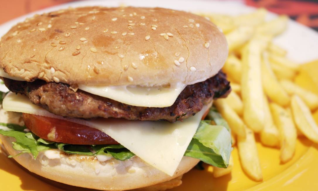 
Gordura trans encontrada em hambúrgueres, pipocas de microondas e margarina, por exemplo, pode ser banida por americanos
Foto: StockPhoto