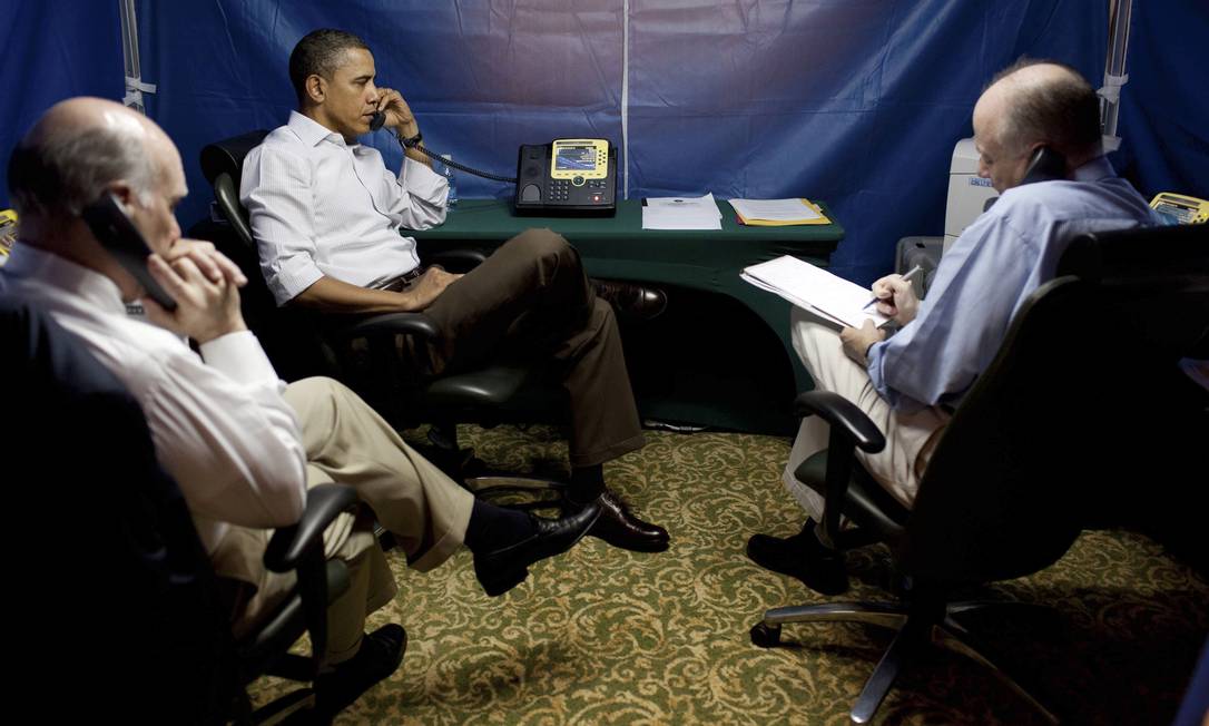 
No Rio. Em visita em 2011, Obama se reúne com conselheiros na tenda
Foto: Terceiro / Casa Branca/New York Times