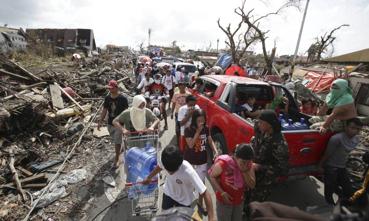 Sobreviventes do supertufão Haiyan, que atingiu as Filipinas na última sexta-feira, tomam as ruas de Tacloban, cidade da região central do país e uma das mais atingidas. Autoridades alertam que falta comida, abrigo, remédios e água potável para os moradores Foto: Aaron Favila / AP
