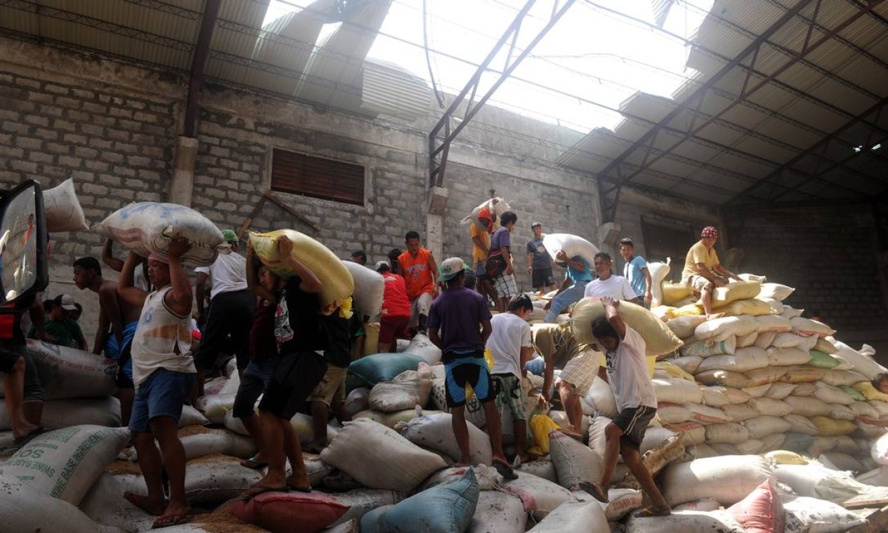 Moradores de Tacloban também saquearam um armazém de arroz, que foi danificado pelas águas da tempesdade Foto: NOEL CELIS / AFP
