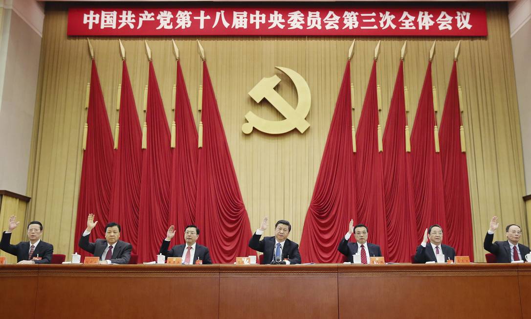 
O presidente da Cinha, Xi Jinping, no centro, levanta a mão para votar na plenária do Comitê Central do PC
Foto: Lan Hongguang / AP
