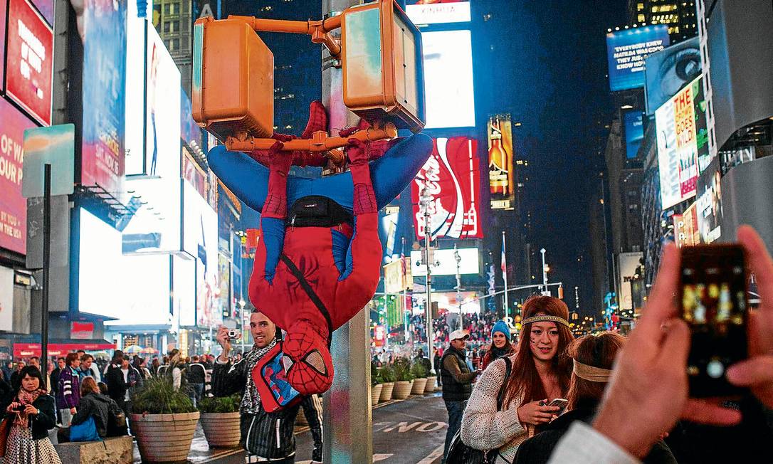 
Cover do Homem-Aranha se exibe no trecho mais famoso da Broadway, na Times Square
Foto: Adrees Latif / Reuters
