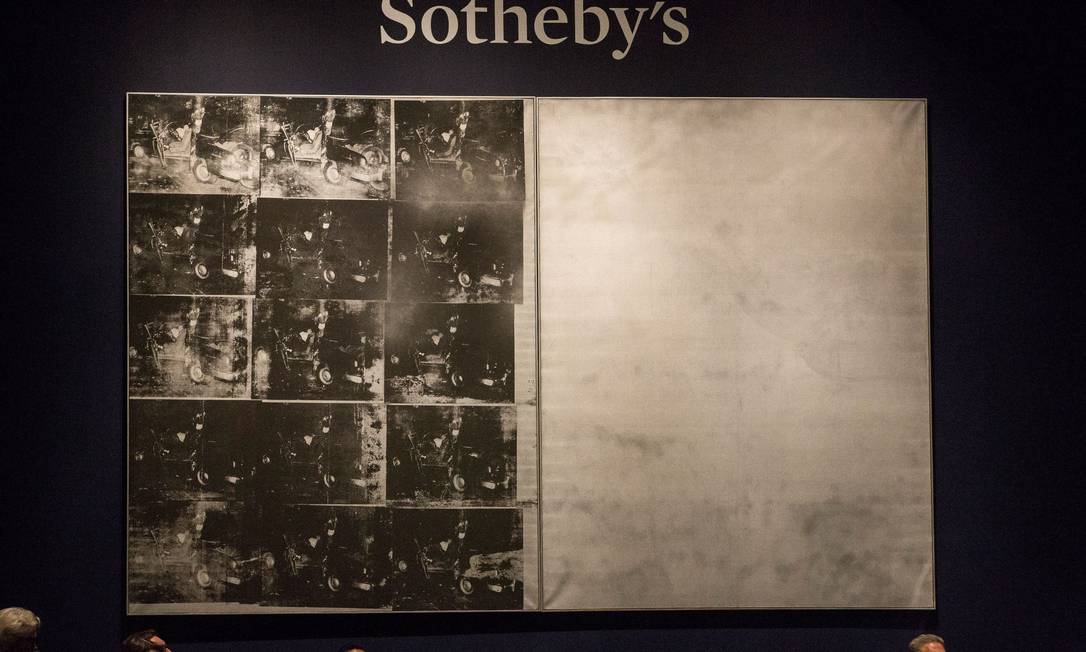 
A obra ‘Silver car crash (Double disaster)’, de Andy Warhol, foi leiloada por US$ 104,4 milhões na Sotheby's em Nova York
Foto: Andrew Burton / AFP