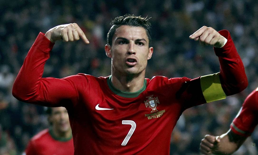 Cristiano Ronaldo comemora um dos gols diante da Suécia na repescagem para a Copa de 2014