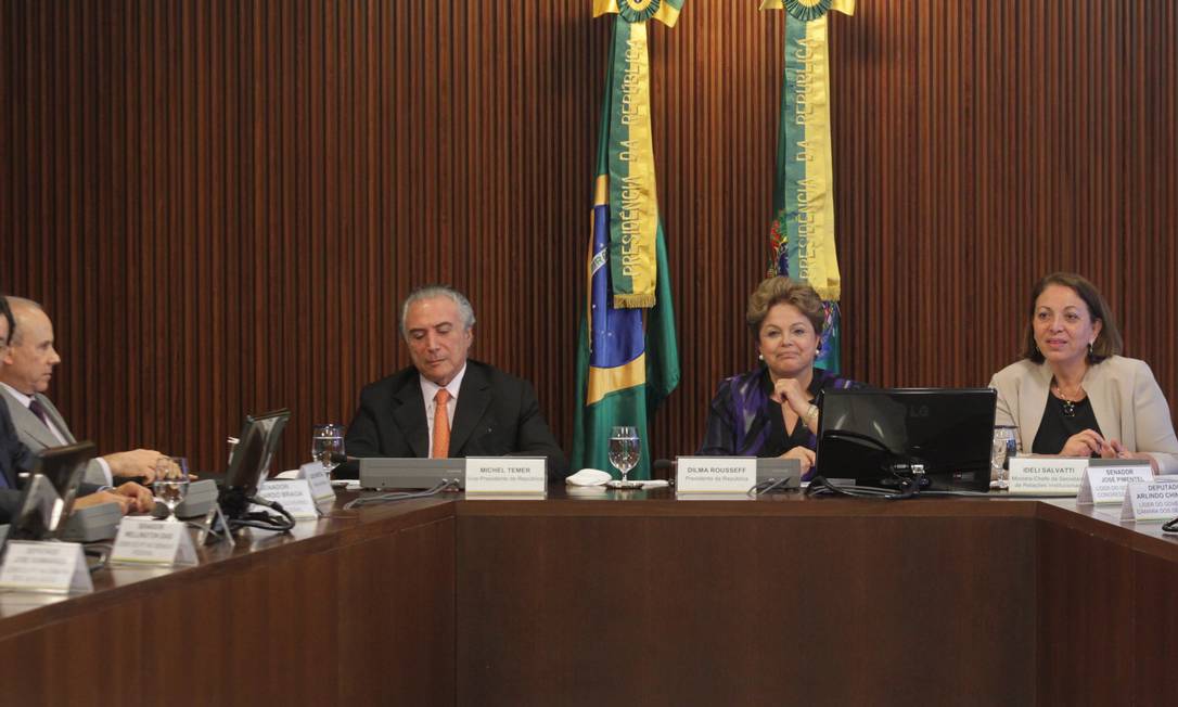 
Dilma Rousseff durante reunião do conselho político
Foto: Givaldo Barbosa/Agência O Globo