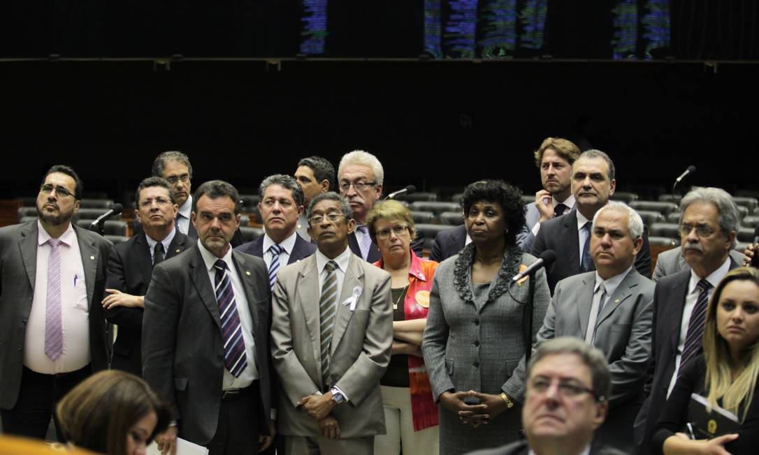 Deputados petistas escutam discurso de José Guimarães (PT-CE), irmão de Genoino, que criticou STF Foto: Ailton de Freitas / O Globo