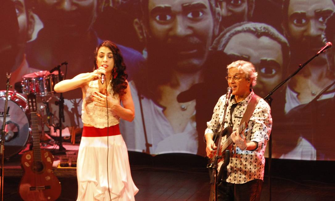
Marisa Monte e Caetano Veloso no show ‘Somos todos Amarildo’, no Circo Voador
Foto: Marcos Ramos / O Globo