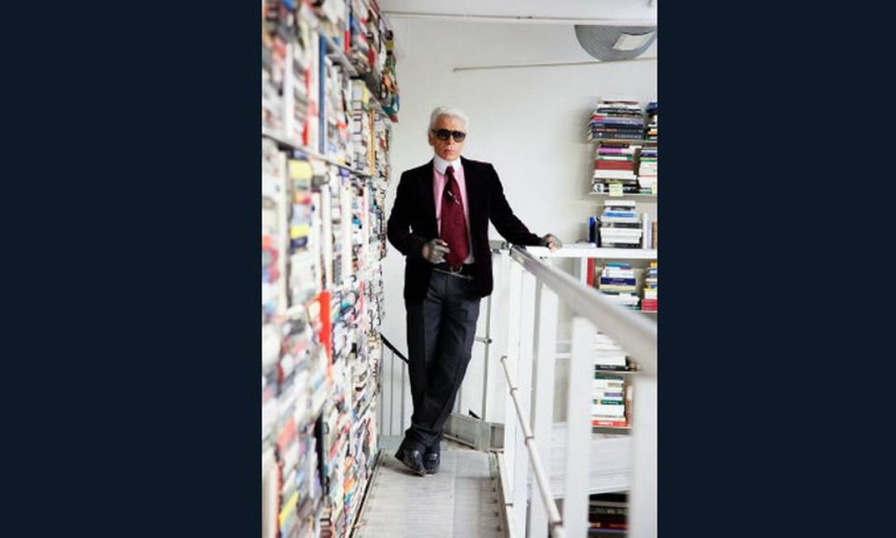 O estilista alemão Karl Lagerfeld posa em seu atelier, no apartamento em que mantinha em Paris Foto: Reprodução