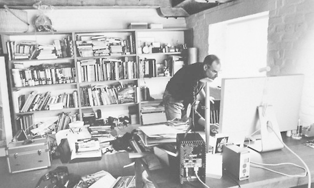 Steve Jobs aparece no escritório de seu apartamento, em dezembro de 2004 Foto: Reprodução