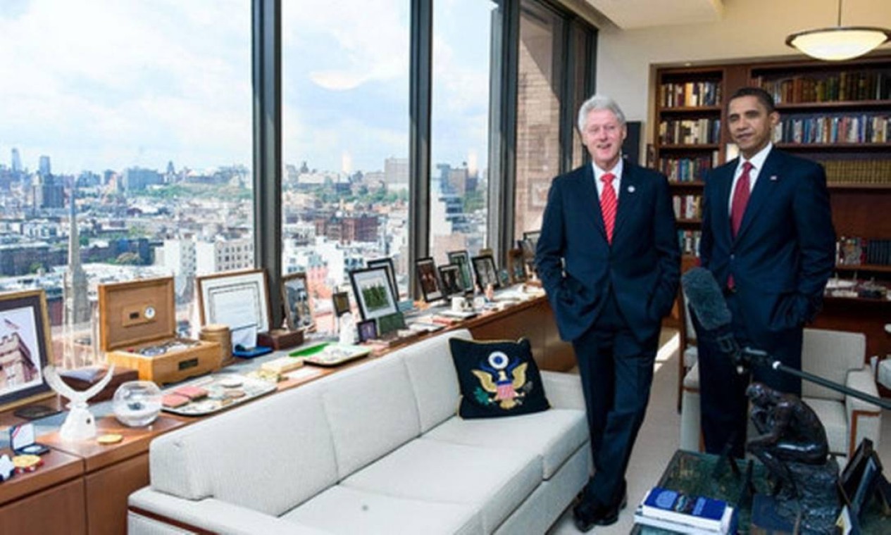 O ex-presidente americano Bill Clinton posa ao lado do atual presidente Barack Obama em seu escritório, no Harlem Foto: Reprodução