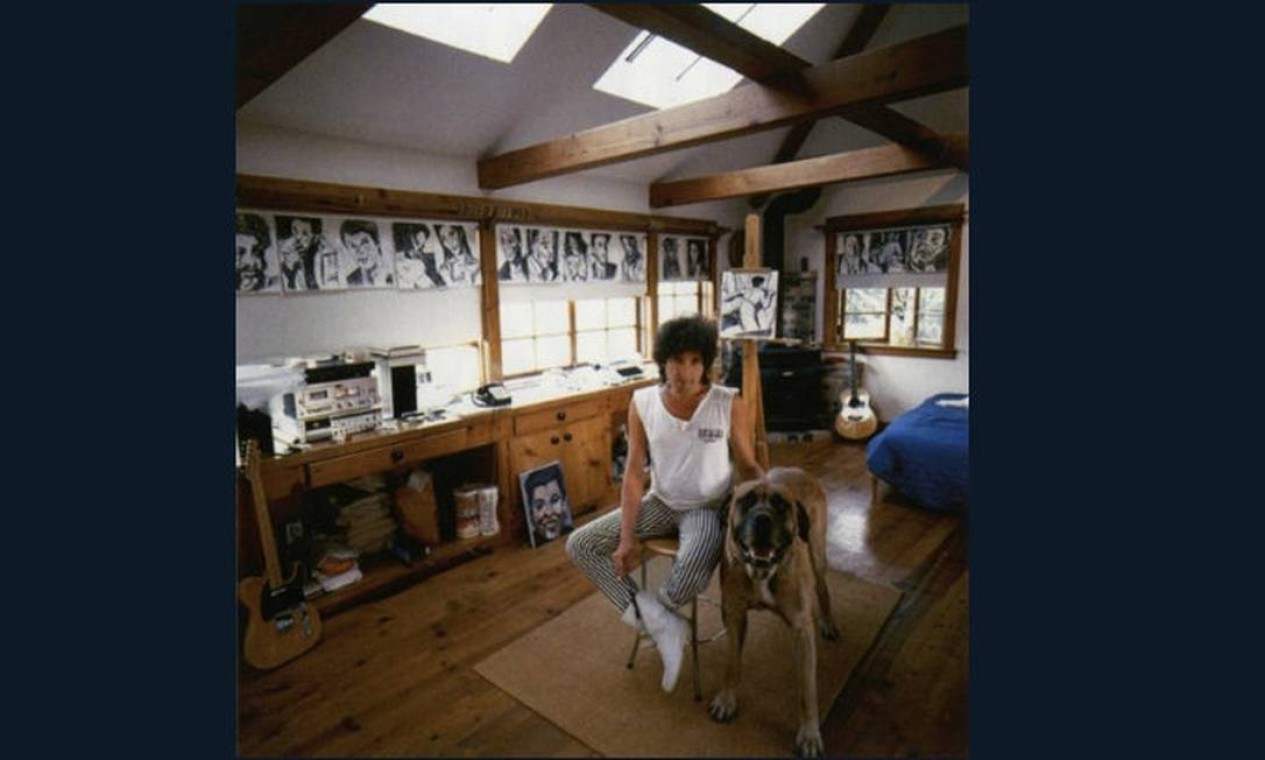Bob Dylan posa ao lado de seu cão no estúdio que construiu em sua casa, nos anos 1980 Foto: Reprodução