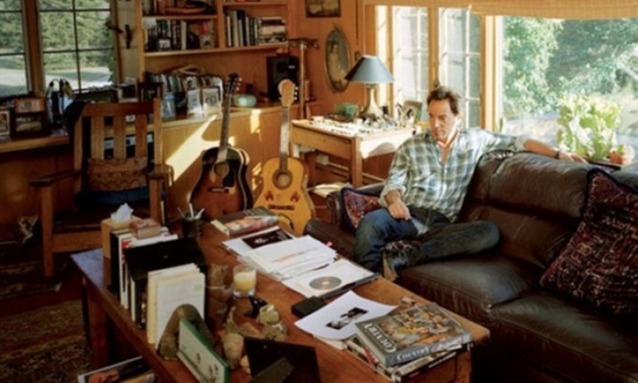 O músico Bruce Springsteen em um momento de concentração em seu ‘home-office’, em Nova Jersey Foto: Reprodução