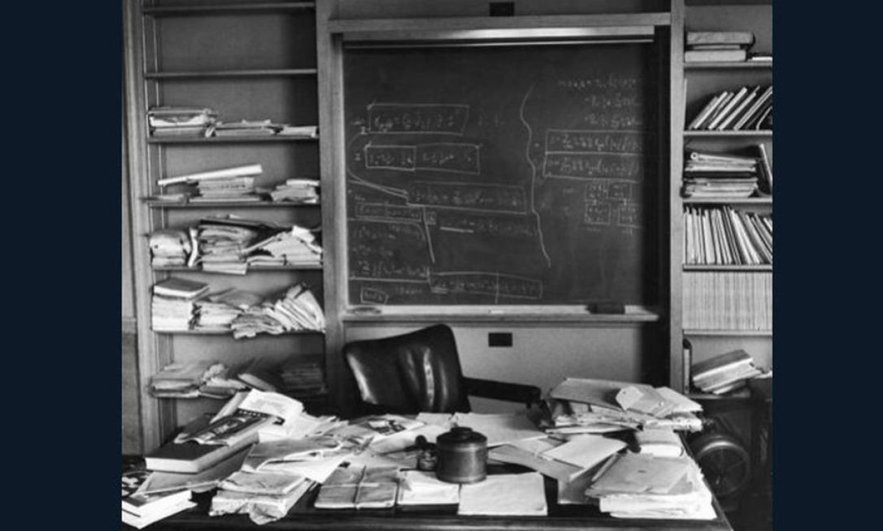 Fotos do escritório de Princeton, usado por Albert Einstein, apenas alguns meses antes de sua morte, em abril de 1955 Foto: Reprodução