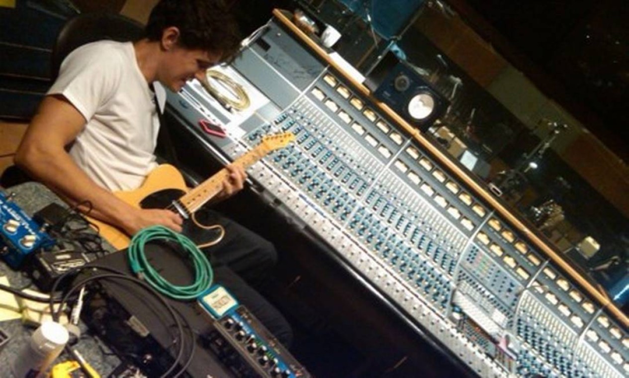 O músico John Mayer durante ensaio em seu estúdio, em Nova York. Foto: Reprodução