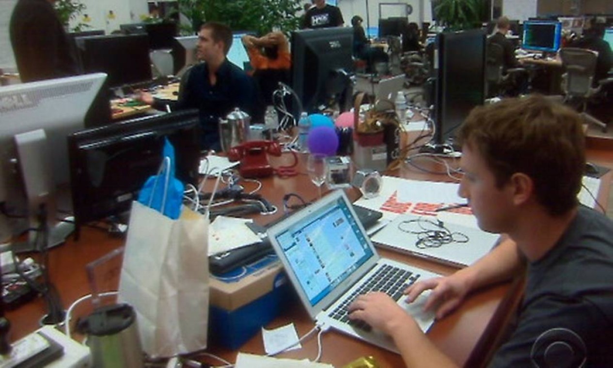 Mark Zuckerberg e sua mesa de trabalho no Facebook Foto: Reprodução