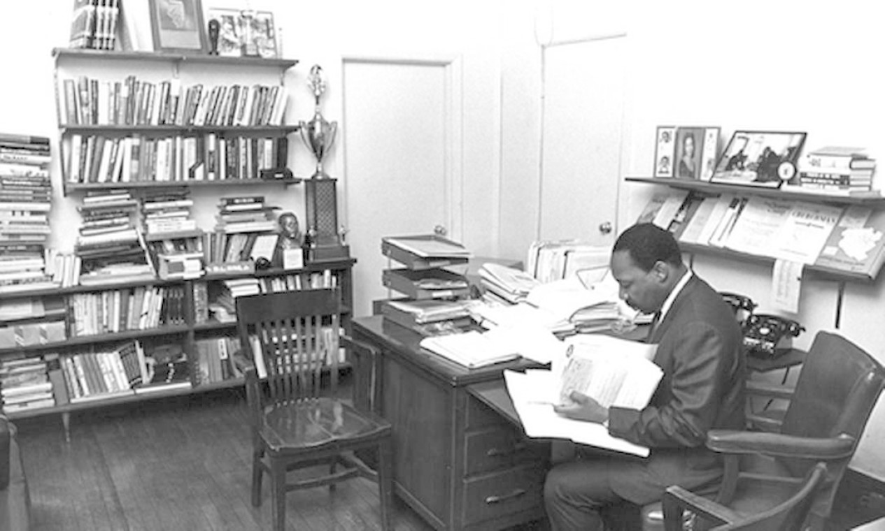 Martin Luter King, o ativista e líder dos direitos civis dos negros, aparece em seu escritório Foto: Reprodução