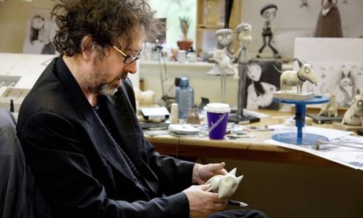 O diretor de cinema Tim Burton trabalha no estúdio onde foi gravado o filme “Frankenweenie” Foto: Reprodução