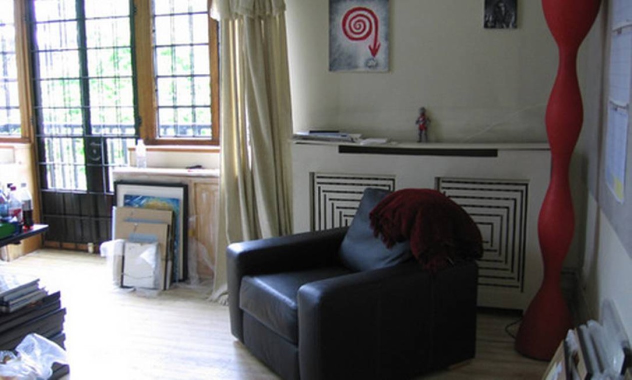 Local de trabalho de Tim Burton, em sua residência, em Londres Foto: Reprodução