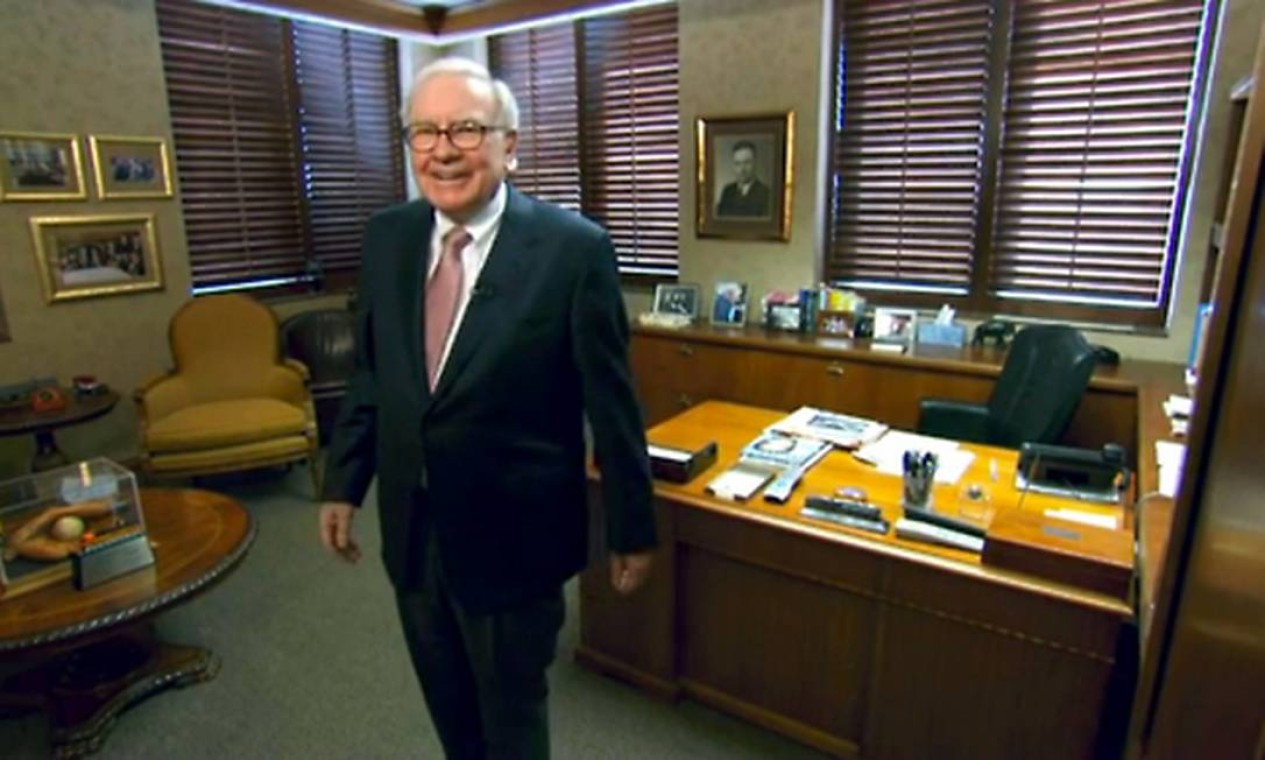 O investidor Warren Edward Buffett, principal acionista, presidente do conselho e diretor executivo da Berkshire Hathaway, em seu escritório, na sede da empresa, em Nebraska Foto: Reprodução