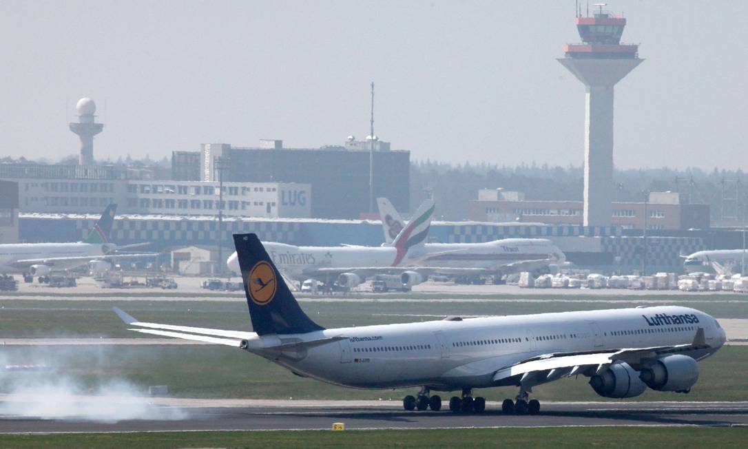 Avião aterrissa no aeroporto de Frankfurt, operado pela Fraport Foto: Hannelore Foerster / Agência O Globo