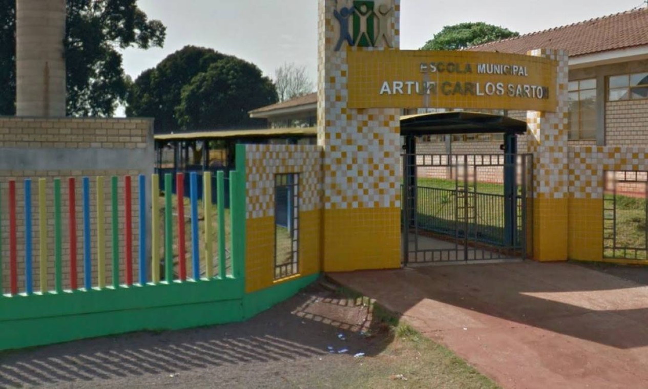 Monitora é afastada após obrigar alunos a tirar roupas durante revista em  escola no Paraná - Jornal O Globo