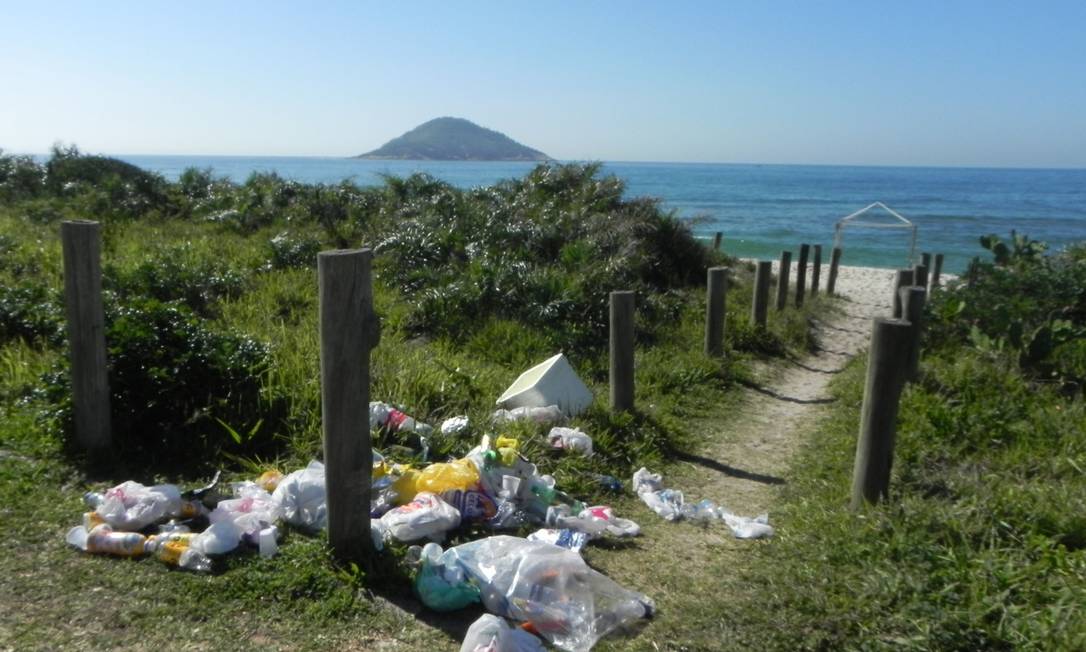 
Lixo deixado na orla da Barra da Tijuca
Foto: Leitor Marinho Santiago / Eu-Repórter