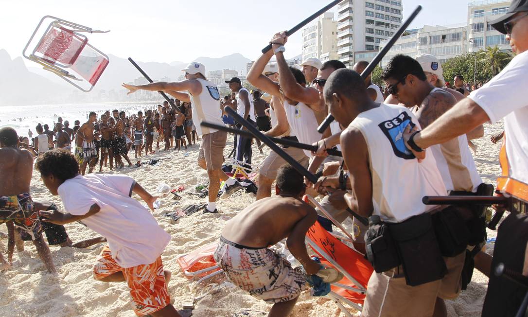 PMs traça nova estratégia para evitar novos furtos e brigas nas praias da Zona Sul Foto: Marcelo Carnaval / Agência O Globo