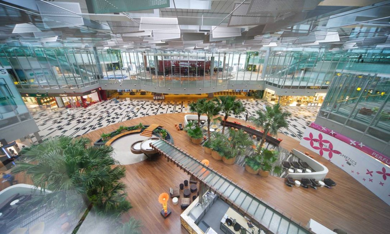 The entrance to the transit area of Changi Airport's new Terminal 3 is seen in Singapore on Wednesday, Jan. 2, 2008. Terminal 3 will begin operating on Jan. 9. Photographer: Jonathan Drake/Bloomberg News Foto: Agência O Globo