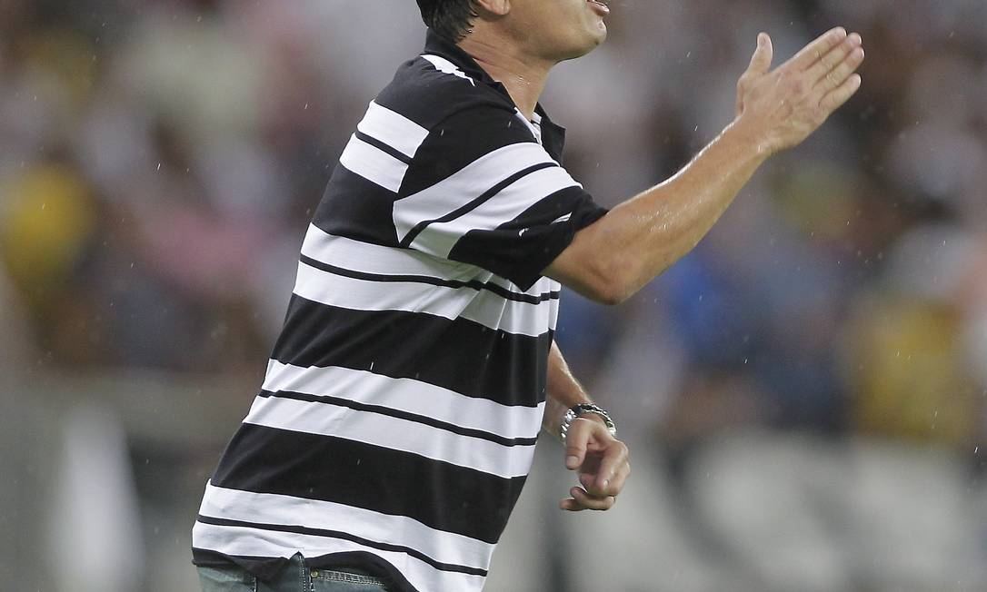 O técnico Adilson Batista orienta o Vasco na vitória sobre o Cruzeiro Foto: Urbano Erbiste / Agência O Globo